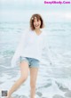Risa Watanabe 渡邉理佐, FRIDAY WHITE 2019.01.14 P18 No.185f7c